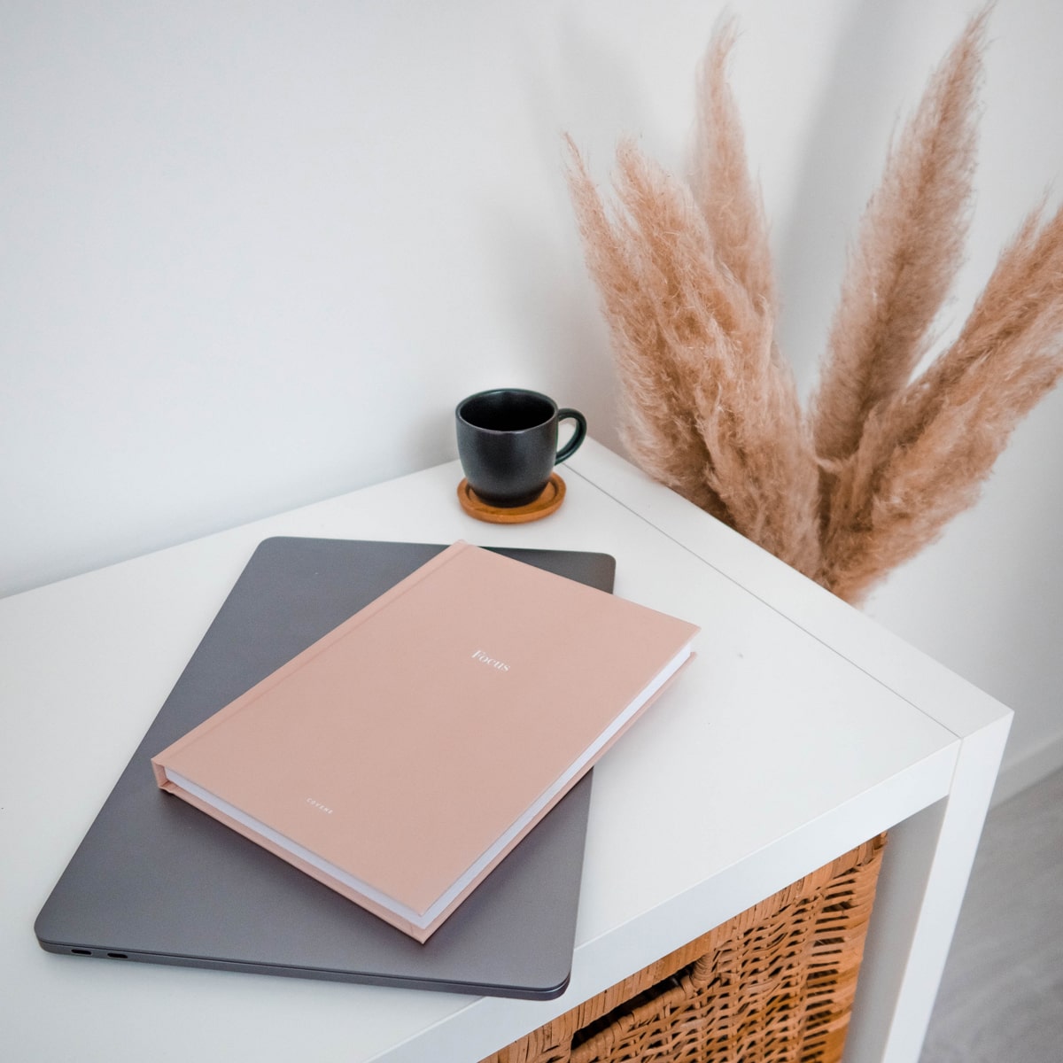 Pencils and notepad - Imagen 2